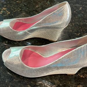 Lilly Pulitzer size 8M Silver Metallic Peep Toe Wedge Sandal